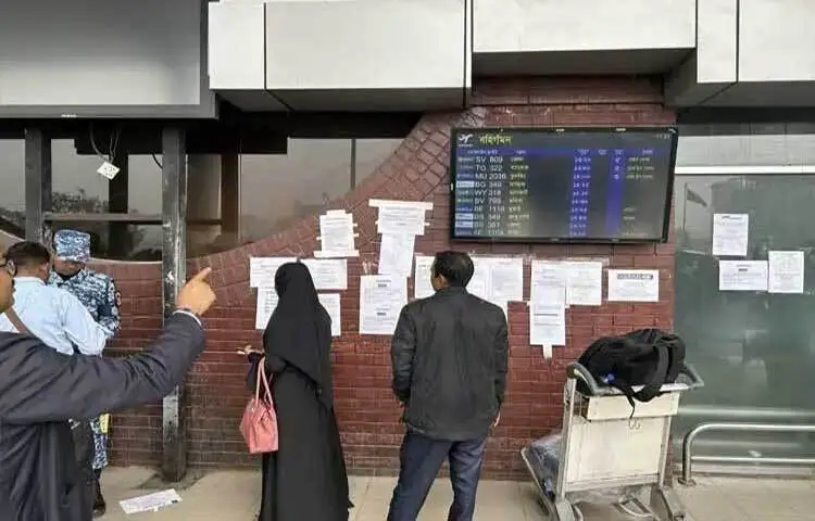 ইরানে হামলার জেরে মধ্যপ্রাচ্যে চলমান পরিস্থিতিতে ইরান, ইরাক, কুয়েত, সংযুক্ত আরব আমিরাত, বাহরাইন, কাতার ও জর্ডানের আকাশসীমা এখনও বন্ধ রয়েছে। এ কারণে, ৪ মার্চ ঢাকার হযরত শাহজালাল আন্তর্জাতিক বিমানবন্দর থেকে আরও ২৫টি ফ্লাইট বাতিল করেছে কর্তৃপক্ষ।