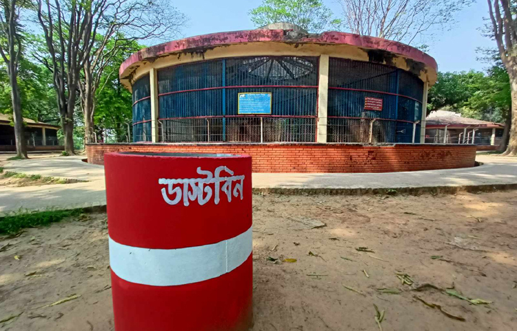 সবকিছু পরিষ্কার-পরিচ্ছন্ন করে রাখা হয়েছে। বিভিন্নস্থানে বসানো হয়েছে ময়লা ফেলার বিন। ছবি: মাহবুব আলম