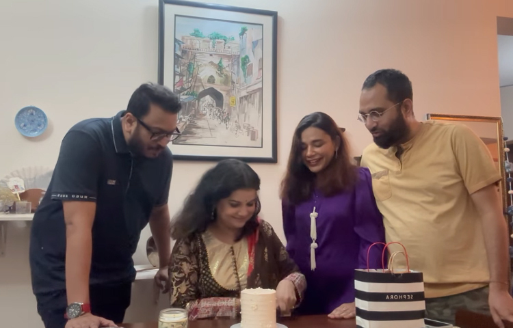 অপর আরেকটি ভিডিওতে বন্ধুদের সঙ্গে কেক কাটতে দেখা গেছে অভিনেত্রীকে। ছবি: ফেসবুক থেকে