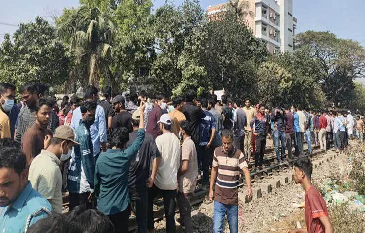 উপসহকারী প্রকৌশলী পদে বিএসসি ইঞ্জিনিয়ারদের জন্য ৩৩ শতাংশ কোটা প্রদানের সিদ্ধান্তের প্রতিবাদে গাজীপুরে রেলপথ অবরোধ করে বিক্ষোভ করছেন ডিপ্লোমা প্রকৌশলী ও শিক্ষার্থীরা।