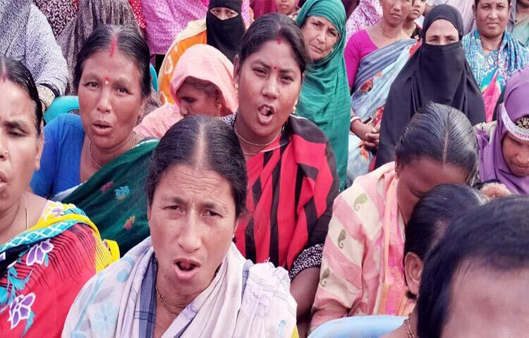 আসন্ন জাতীয় সংসদ নির্বাচনে ঠাকুরগাঁও-১ আসনের বিএনপি মনোনীত প্রার্থী ও দলটির মহাসচিব মির্জা ফখরুল ইসলাম আলমগীরকে ‘উলুধ্বনি’ দিয়ে স্বাগত জানিয়েছেন হিন্দু ধর্মাবলম্বী নারীরা। ছবি: তানভীর হাসান তানু