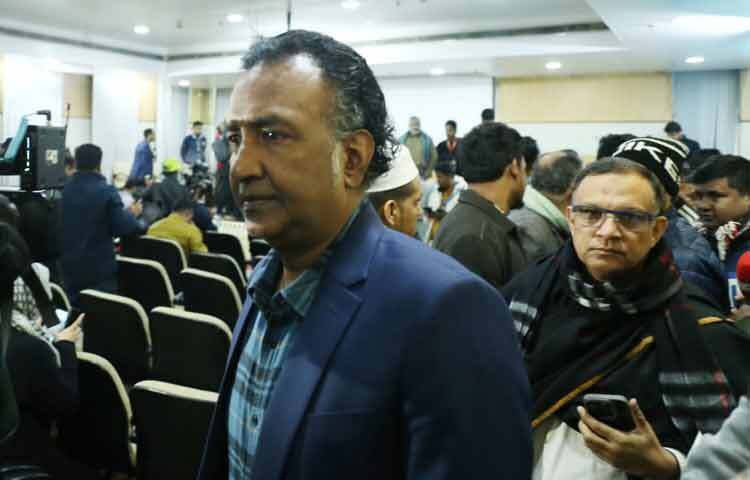 মঙ্গলবার (৩০ ডিসেম্বর) সকালে রাজধানীর এভারকেয়ার হাসপাতালে চিকিৎসাধীন অবস্থায় ইন্তেকাল করেন বিএনপি চেয়ারপারসন ও সাবেক প্রধানমন্ত্রী খালেদা জিয়া (ইন্না লিল্লাহি ওয়া ইন্না ইলাইহি রাজিউন)। গত ২৩ নভেম্বর থেকে তিনি সেখানেই চিকিৎসাধীন ছিলেন। টানা ৩৭ দিনের চিকিৎসা, উদ্বেগ আর অপেক্ষার পর সংবাদ সম্মেলনের মাধ্যমে মৃত্যুর খবর জানানো হয়।