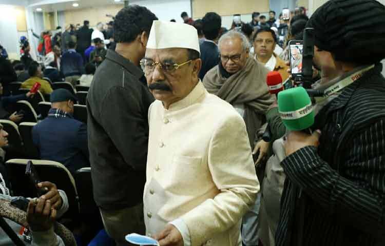 সংবাদ নিশ্চিত হওয়ার পর হাসপাতালের ভেতরে সংবাদ সম্মেলন শেষ হয়। দরজা খুলে বেরিয়ে আসা নেতাদের পায়ে পায়ে নীরবতা নামে করিডরে। কারও চোখে অশ্রু, কারও মুখে অস্ফুট দীর্ঘশ্বাস ক্যামেরার ফ্ল্যাশও যেন এ দৃশ্যে অপ্রাসঙ্গিক। বক্তব্যের সময় শেষ; শুরু শোকের ভাষা, যা শব্দে ধরা পড়ে না।