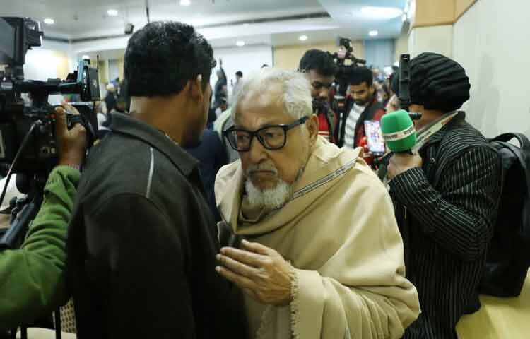 সংবাদ সম্মেলন শেষে হাসপাতাল চত্বরের সেই মুহূর্তে রাজনীতি আর বক্তব্যের জায়গা নেয় নীরবতা। নেতারা কেউ কথা বলছেন না, কেউ সাংবাদিকদের প্রশ্ন এড়িয়ে শুধু মাথা নিচু করে এগিয়ে যাচ্ছেন। দলের বহু প্রবীণ নেতা চোখ মুছতে মুছতে হাসপাতাল ভবন ছাড়েন। সেই দৃশ্যেই স্পষ্ট এটা কেবল একটি রাজনৈতিক দলের ক্ষতি নয়, বরং এক দীর্ঘ অধ্যায়ের পরিসমাপ্তি।