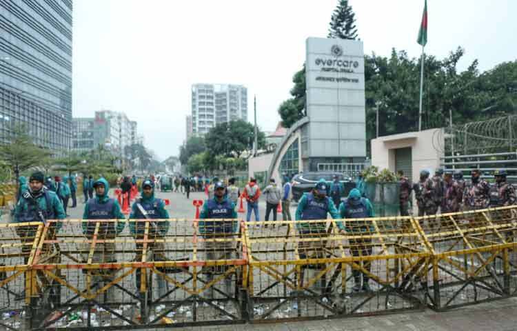 সতর্ক অবস্থানে আছে আইনশৃঙ্খলা বাহিনী।