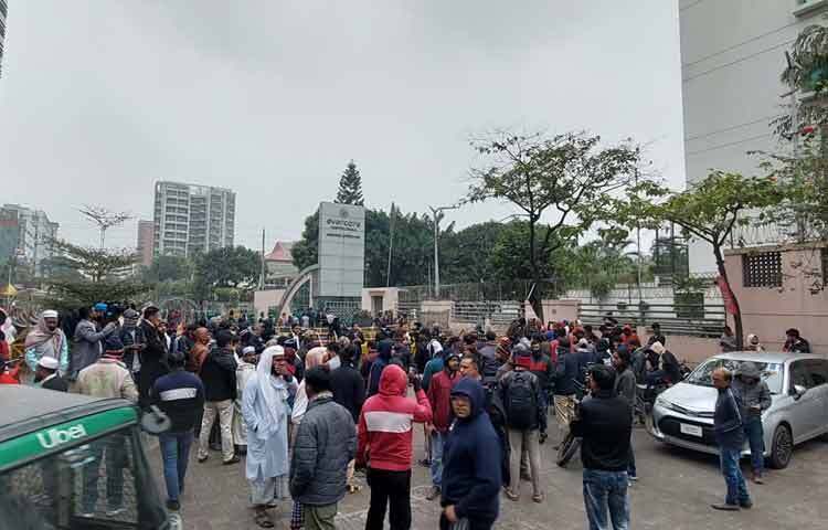 হাসপাতালের ফটকের সামনে জড়ো হওয়া নেতাকর্মীদের চোখে-মুখে একই প্রশ্ন এখন কী হবে? কারও কণ্ঠে কান্না থামছে না, কেউ আবার চুপচাপ দাঁড়িয়ে আছেন, যেন কথা বললেই ভেঙে পড়বেন। রাজনৈতিক পরিচয় এখানে গৌণ; সামনে শুধু এক অভিভাবক হারানোর বেদনা। এই শোক ব্যক্তিগতও, আবার সমষ্টিগতও।