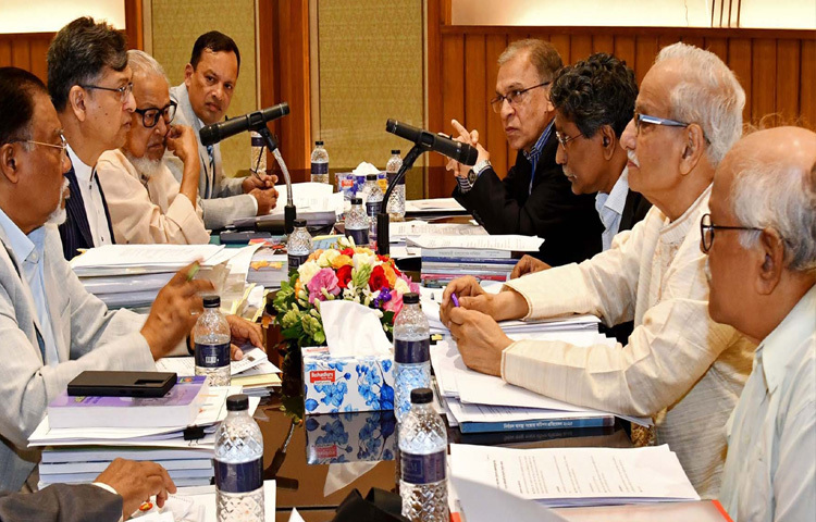 জাতীয় ঐকমত্য কমিশনের সঙ্গে ঢাকায় জাতীয় সংসদ ভবনের এলডি হলে বাংলাদেশ জাতীয়তাবাদী দলের (বিএনপি) আলোচনা অনুষ্ঠিত হয়। এসময় কমিশনের সহ-সভাপতি অধ্যাপক আলী রীয়াজ উপস্থিত ছিলেন। ছবি: পিআইডি