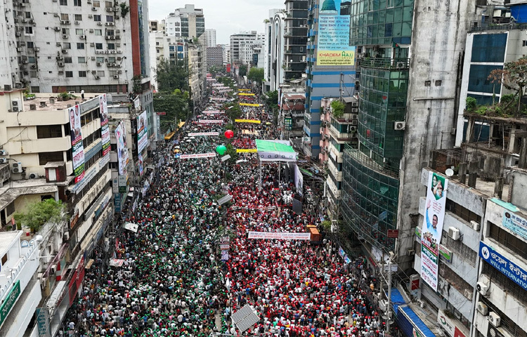 ‘তারুণ্যের রাজনৈতিক অধিকার প্রতিষ্ঠা’ এই স্লোগানকে সামনে রেখে রাজধানীর নয়াপল্টনে দলের কেন্দ্রীয় কার্যালয়ের সামনে খণ্ড খণ্ড মিছিল নিয়ে আসছেন যুবদল, স্বেচ্ছাসেবক দল ও ছাত্রদলের নেতাকর্মীরা। ছবি: বিএনপির ফেসবুক পেইজ থেকে
