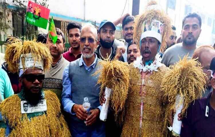 চট্টগ্রামে বিএনপির জনসমাবেশে সবার নজর কেড়েছেন মিরসরাই উপজেলার বিএনপির দুই কর্মী। তাদের দুজনের মাথা থেকে পা পর্যন্ত ধানের শীষ দিয়ে সাজানো এ দুই কর্মীকে দূর থেকেও চেনা যাচ্ছিল।