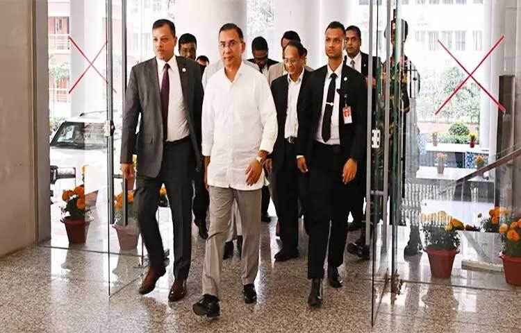 সচিবালয়ে এসেছেন নতুন প্রধানমন্ত্রী তারেক রহমান। দুপুর সাড়ে ১২টার দিকে সচিবালয়ে প্রবেশ করেন তিনি। এর আগে সকালে সাভারে জাতীয় স্মৃতিসৌধে মুক্তিযুদ্ধে শহীদদের প্রতি শ্রদ্ধা জানান তিনি।