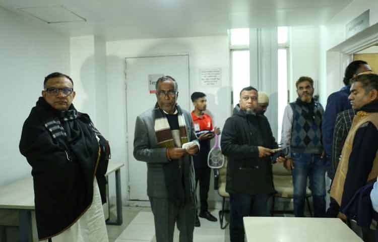 সংবাদ সম্মেলন শেষে বেরিয়ে আসা নেতাদের মুখভঙ্গিই ছিল খবরের চেয়েও বেশি কথা বলা। কেউ ফিসফিস করে বলছিলেন, ‘আপসহীন নেত্রী চলে গেলেন’, কেউ আবার দলের ভবিষ্যৎ নিয়ে উদ্বেগ প্রকাশ করলেও তা উচ্চারণ করতে পারছিলেন না। হাসপাতালের সামনে দাঁড়িয়ে থাকা নেতাকর্মীরাও কান্নায় ভেঙে পড়েন, অনেককে একে অপরকে জড়িয়ে ধরে সান্ত্বনা দিতে দেখা যায়।