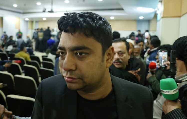 এভারকেয়ার হাসপাতালের সামনের চিত্র যেন মুহূর্তেই বদলে যায়। সকাল পর্যন্ত যে জায়গাটি ছিল অপেক্ষা আর উৎকণ্ঠায় ভরা, সংবাদ সম্মেলনের পর তা রূপ নেয় শোকের নিস্তব্ধ মিছিলে। কালো ব্যাজ, লাল চোখ আর ভারী পা ফেলে নেতারা যখন গাড়িতে উঠছিলেন, তখন ক্যামেরার ফ্ল্যাশও যেন নীরব হয়ে পড়ে।