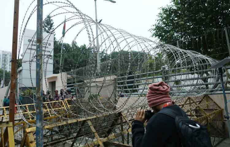 এভারকেয়ার হাসপাতাল আজ কেবল একটি চিকিৎসাকেন্দ্র নয়; এটি হয়ে ওঠে স্মৃতির ভার বহন করা এক প্রাঙ্গণ। এখানে কেউ নেত্রীর সঙ্গে তোলা পুরোনো ছবি দেখান, কেউ ফিসফিস করে স্মৃতিচারণা করেন। কেউ বলেন, ‘তিনি আমাদের সাহস ছিলেন’, কেউ বলেন, ‘তিনি ছিলেন আশ্রয়’। কান্নার ফাঁকে ফাঁকে এই কথাগুলোই ছড়িয়ে পড়ে ভিড়ে।