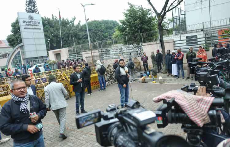 একটি অধ্যায়ের পরিসমাপ্তি মানেই যে শুধু ইতিহাসের পাতা বন্ধ হওয়া নয়, এভারকেয়ারের আজকের দৃশ্য তা চোখে আঙুল দিয়ে দেখিয়ে দেয়। নেত্রীহারা দল, অভিভাবকহারা কর্মী আর এক শোকস্তব্ধ শহর সব মিলিয়ে এই হাসপাতাল চত্বর আজ বাংলাদেশের রাজনীতির এক গভীর বেদনার প্রতীক।