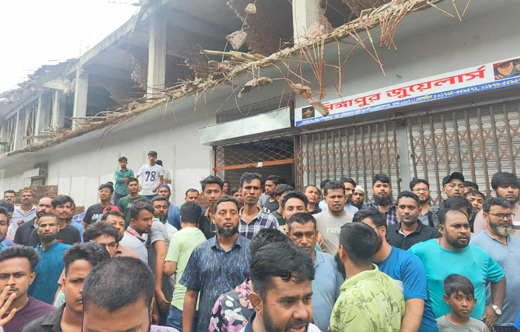 রাজধানীর মোহাম্মদপুরে কৃষিমার্কেটের নতুন ভবনের ব্যবসায়ীদের কাছে চাঁদার দাবিতে মার্কেটটিতে তালা ঝুলিয়ে দেওয়ার অভিযোগ উঠেছে স্থানীয় বিএনপি নেতাকর্মীদের বিরুদ্ধে। ছবি: অভিজিৎ রায়