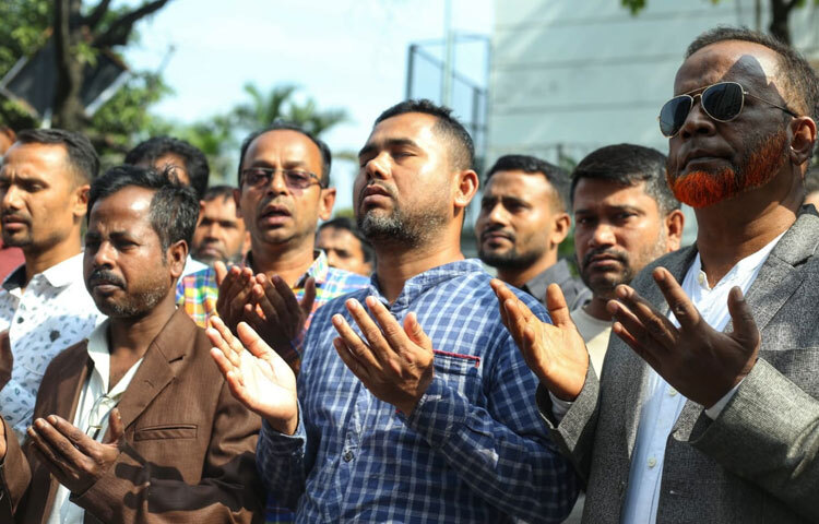 এই মুহূর্তে, হাসপাতালের বাইরে দাঁড়িয়ে থাকা প্রত্যেকের দোয়া, প্রত্যাশা এবং মানবিক সংবেদনই বোঝাচ্ছে একজন নেত্রী নয়, একজন মানুষ হিসেবে খালেদা জিয়ার সুস্থতা সকলের কাছে গুরুত্বপূর্ণ।