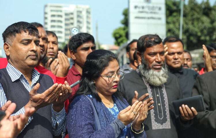 অঙ্গীকারের সঙ্গে তারা দোয়া করছেন, প্রিয় নেত্রীকে সুস্থ দেখার কামনায়।