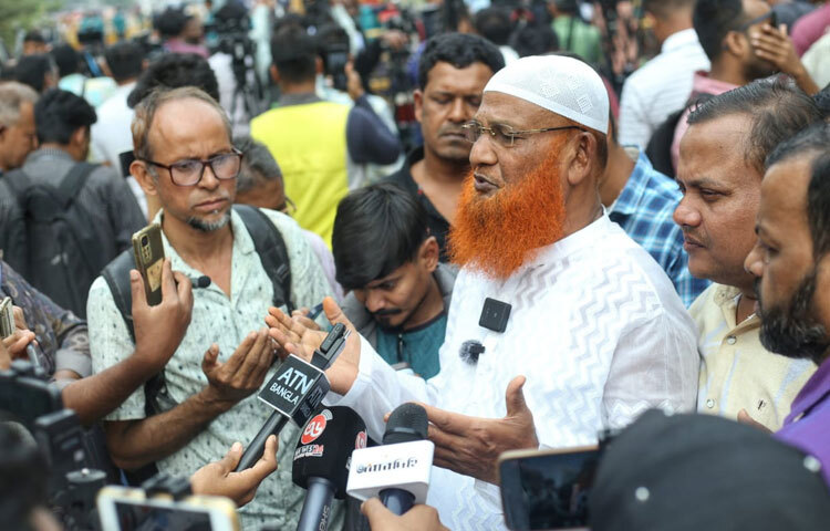 এভারকেয়ার হসপিটালের সামনে নেওয়া ছবিতে এই সমবেদনা, ভয় এবং নেত্রীকে সুস্থ দেখার আকাঙ্ক্ষার মিলিত প্রতিফলন স্পষ্ট দেখা যাচ্ছে।