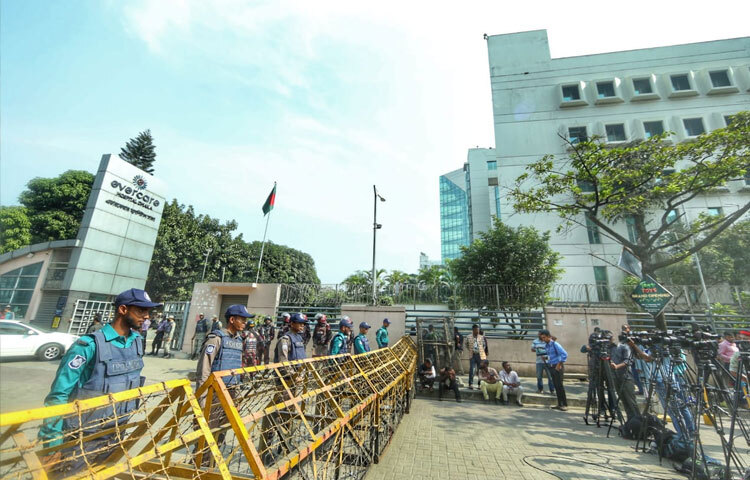 এখানে রাজনৈতিক নেতা বা সাধারণ মানুষ, সবার কাছে খালেদা জিয়ার স্বাস্থ্য এক অনন্য প্রার্থনার বিষয় হয়ে দাঁড়িয়েছে।