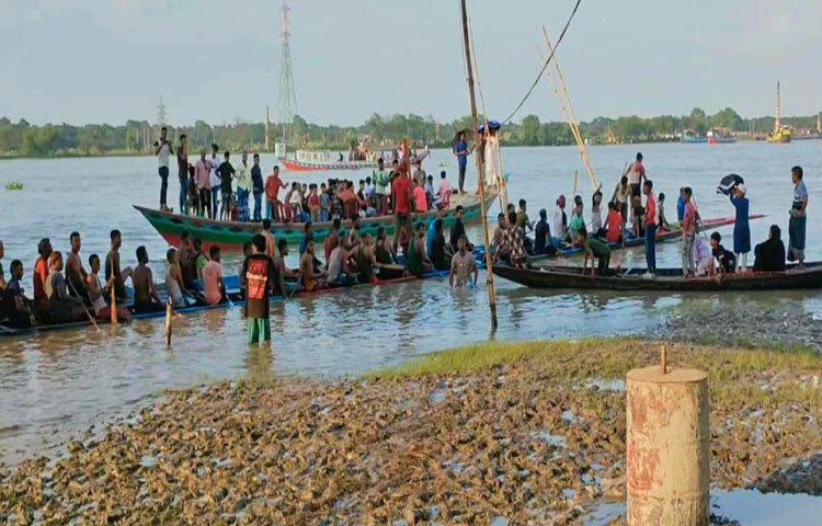 প্রতিযোগিতা দেখতে নদীর দুপাড়ে হাজার হাজার দর্শকের ঢল নামে।