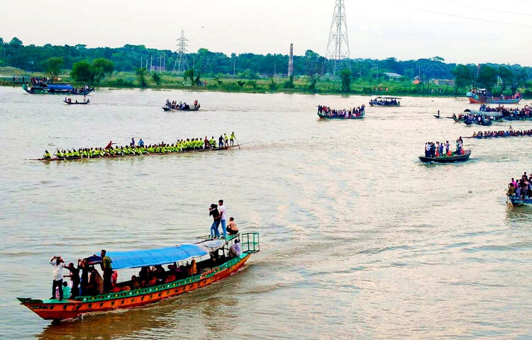 সম্প্রতি নড়াইলের কালিয়া উপজেলায় নবগঙ্গা নদীতে অনুষ্ঠিত হলো আবহমান গ্রাম বাংলার ঐতিহ্যবাহী নৌকা বাইচ প্রতিযোগিতা।