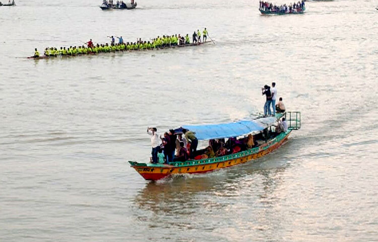 নড়াইল জেলাসহ পাশ্ববর্তী জেলার বিভিন্ন এলাকা থেকে ঐতিহ্যবাহী নৌকা বাইচ দেখতে মানুষের আগম ঘটে। এদিন প্রায় সন্ধা পর্যন্ত চলে নৌকাবাইচ প্রতিযোগিতা।