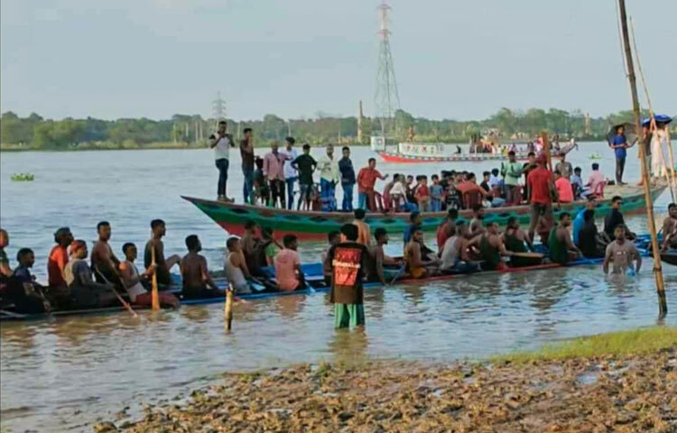 প্রতিযোগিতা দেখতে ৭ সেপ্টেম্বর দুপুর থেকেই নবগঙ্গা নদীর বারইপাড়া খেয়াঘাট হতে কাঞ্চনপুর পর্যন্ত দু’কিলোমিটার জুড়ে নদীর দু'পাড়ে পাড়ে মানুষ জড়ো হতে থাকে।