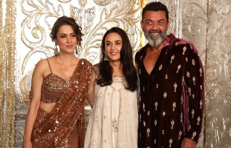 পার্টিতে অভিনেতা ববি দেওল ও তার স্ত্রী তানিয়া দেওলের সঙ্গে ক্যামেরাবন্দি হয়েছেন প্রীতি জিনতা।