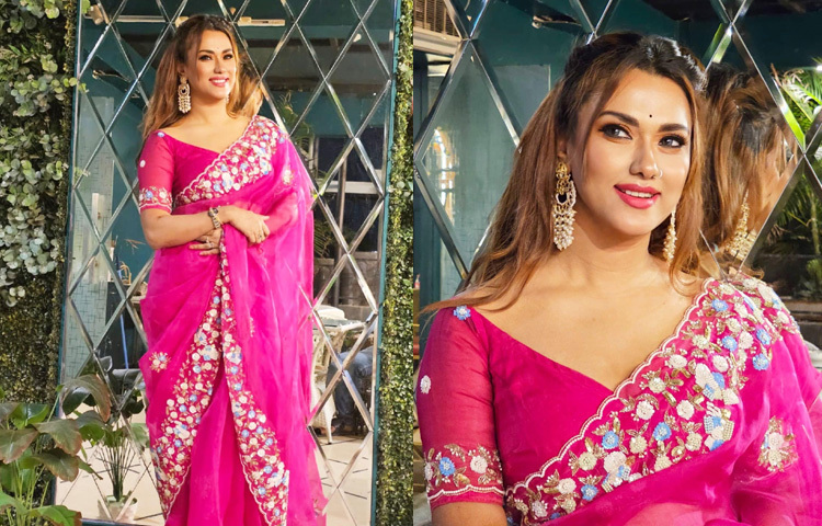 বর্তমানে সিনেমার কাজ থেকে দূরে থাকলেও সোশ্যাল মিডিয়ায় বেশ সরব এই অভিনেত্রী।