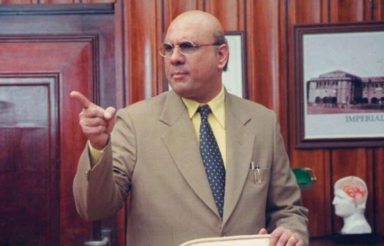 ২০০৩ সালে মুন্না ভাই এমবিবিএস-এ ড. আস্টানা চরিত্রে তার প্রবেশ ছিল ঝড়ের মতো। একদিকে কঠোর অথচ হাস্যকর, অন্যদিকে দৃশ্যের ভিতর লুকিয়ে থাকা মানবিকতা বোমান এমনভাবে চরিত্রটিকে ফুটিয়ে তুলেছিলেন যে দর্শক তাকে ভুলতেই পারেননি।