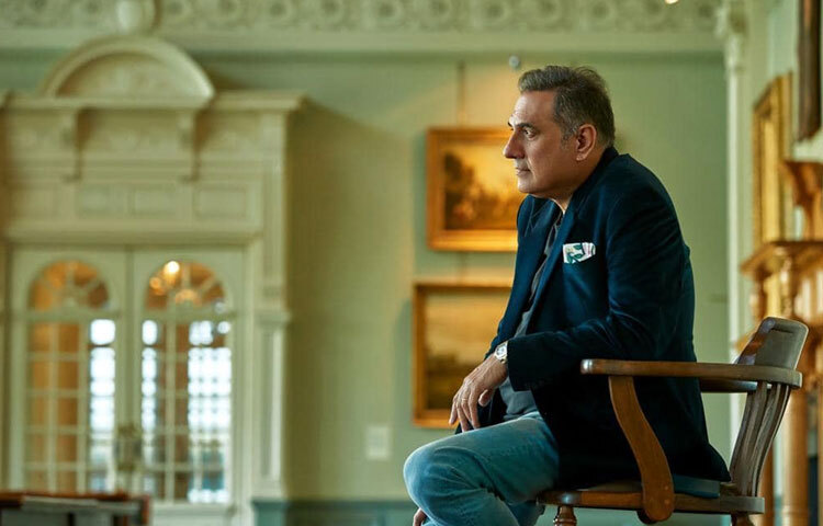 চলচ্চিত্রে আসার বহু আগে থেকেই তিনি ছিলেন থিয়েটারের মানুষ। মঞ্চে চরিত্রের গভীরে ঢুকে যাওয়ার যে সুযোগ, তা তাকে ক্রমে পরিণত করে এক বহুমাত্রিক শিল্পীতে। থিয়েটারের নিয়মানুবর্তিতা, সংলাপের নিখুঁত উচ্চারণ, চরিত্রের ছন্দ এসবই পরবর্তীতে তার সিনেমার প্রতিটি চরিত্রে বিশেষ মাত্রা যোগ করেছে।