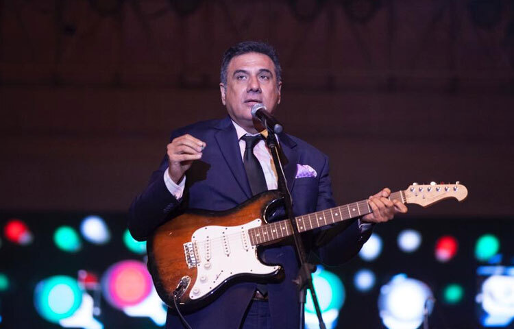 আজকের দিনে যখন সেলেব্রিটির সংজ্ঞা ভিন্ন পথে ছুটে চলে, তখন বোমান ইরানি এক বিরল উদাহরণ সরলতায় যিনি বড়, শিল্পে যিনি আরও বড়।