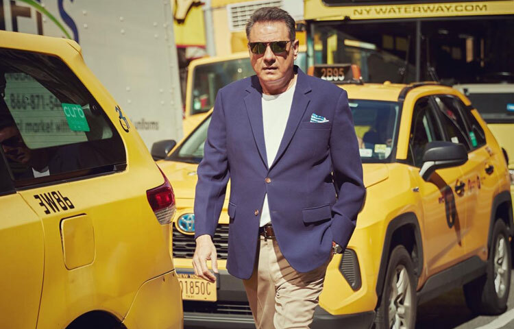 বোমান ইরানির আরও এক শক্তি তার কণ্ঠস্বর। গভীর, ভারী, অথচ এক অদ্ভুত মায়ায় ভরা। ডাবিং কিংবা ভয়েস অ্যাক্টিং যেখানে প্রয়োজন, সেখানেই তিনি নিজের উপস্থিতি আলাদা করে দৃশ্যমান করতে পারেন। তার কণ্ঠের সুরে আছে নাটকের আবহ, সিনেমার তাল আর জীবনের মসৃণ বাস্তবতা যা তাকে অন্যদের থেকে আলাদা করে দেয়।