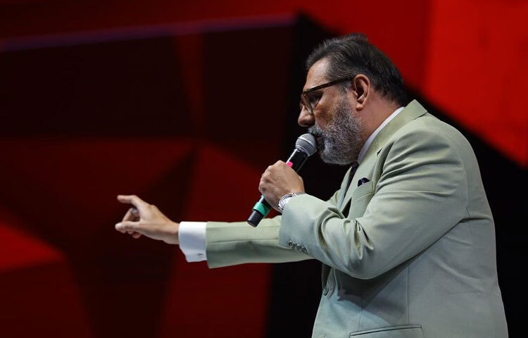 সমসাময়িক অনেক অভিনেতা যখন বাণিজ্যিক চরিত্রে বেশি ঝোঁক দেখান, তখন বোমান ইরানি বেছে নেন এমন চরিত্র যেগুলো গল্পের ভেতর দাঁড়িয়ে নতুন মাত্রা তৈরি করতে পারে। ভিলেন, কমেডিয়ান, মেন্টর, ব্যবসায়ী, ডাক্তার, এমনকি সাধারণ গৃহস্থ মানুষ যে ভূমিকাই হোক, তিনি চরিত্রটিকে নিজের ভেতর এমনভাবে গেঁথে নেন, যেন সেটাই তার জীবনের পরিচয়।