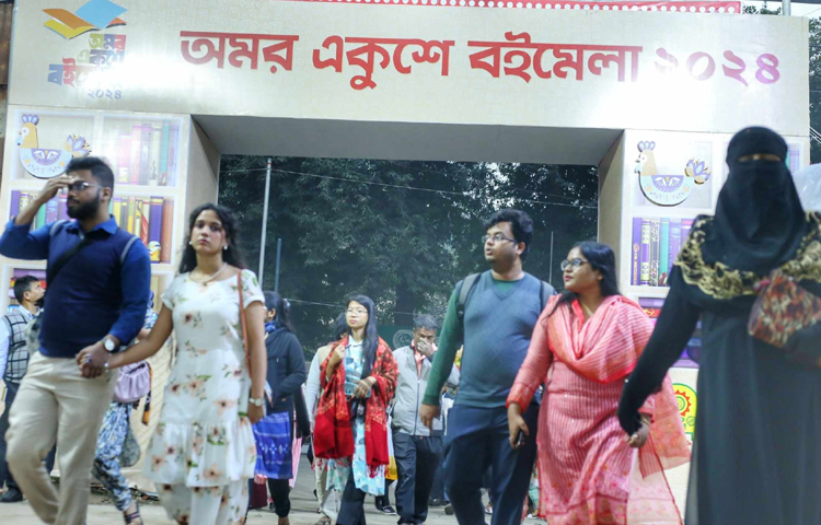 খুলে গেলো বাংলা একাডেমির অমর একুশে বইমেলার দুয়ার। ছবি: মাহবুব আলম