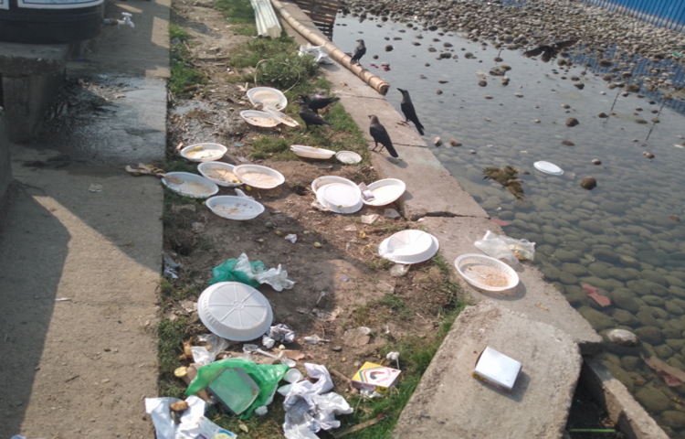 বইমেলায় ময়লা-আবর্জনা ফেলার জন্য বসানো হয়নি ডাস্টবিন। যত্রতত্র ময়লা-আবর্জনা ফেলায় দুর্গন্ধে অতিষ্ঠ দর্শনার্থী ও পাঠকরা। ছবি: শান্ত রায়হান