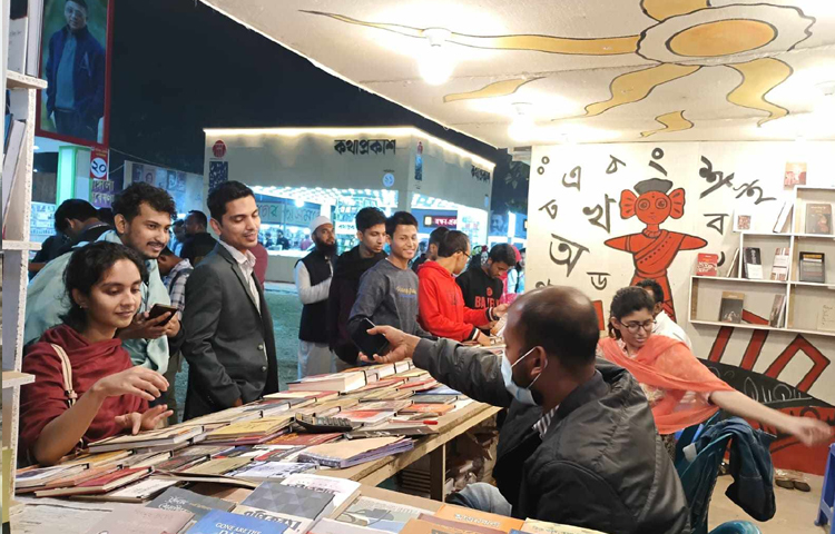 কর্মদিবসেও প্রাণবন্ত অমর একুশে বইমেলা। ছবি: সাইদ শিপন