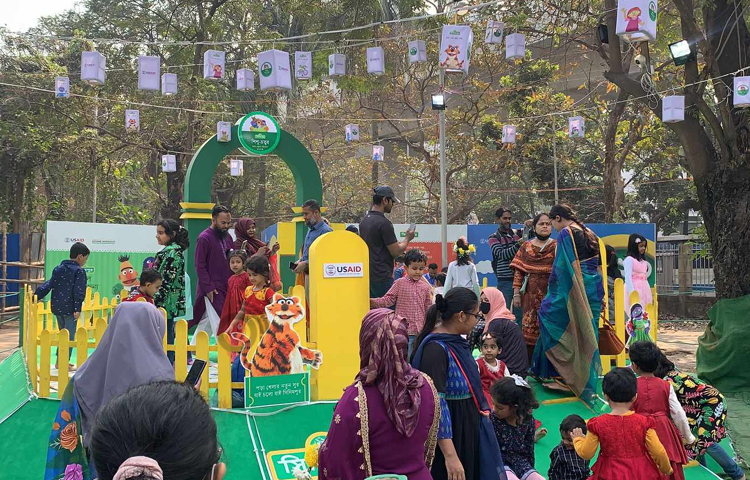 অমর একুশে বইমেলার দশম দিন আজ। সরকারি ছুটির দিন হওয়ায় এদিন সকাল থেকেই প্রাণবন্ত হয়ে ওঠেছে মেলা প্রাঙ্গণ। ছবি: রায়হান আহমেদ