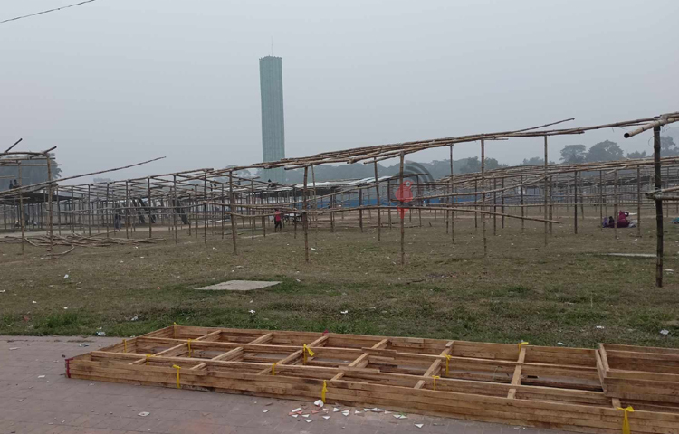 বাংলা একাডেমি প্রাঙ্গণের পাশাপাশি সোহরাওয়ার্দী উদ্যানে জোরেশোরে চলছে বইমেলার প্রস্তুতি। ছবি: রায়হান আহমেদ