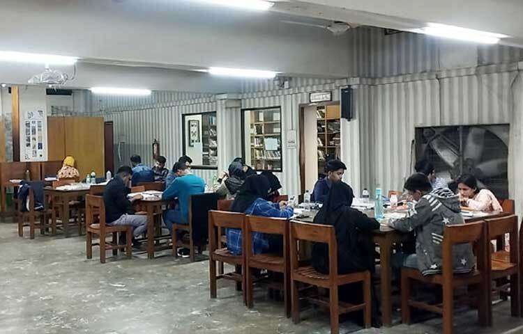 প্রতিদিন দুপুর সাড়ে ১২টা থেকে রাত সাড়ে ৮টা পর্যন্ত শহরের বিভিন্ন স্কুল-কলেজের শিক্ষার্থীসহ বিভিন্ন শ্রেণি-পেশার মানুষ এখান থেকে জ্ঞান আহরণ করেন।