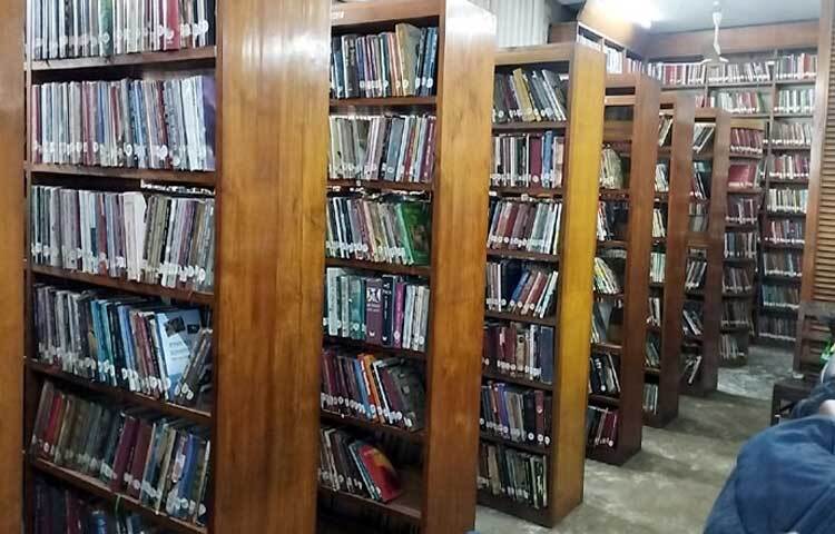 নারায়ণগঞ্জ প্রেসক্লাবসংলগ্ন একটি ভবনের তৃতীয় তলায় অবস্থিত পাঠাগারটিতে রয়েছে প্রায় ৪০ হাজার বইয়ের সমাহার।