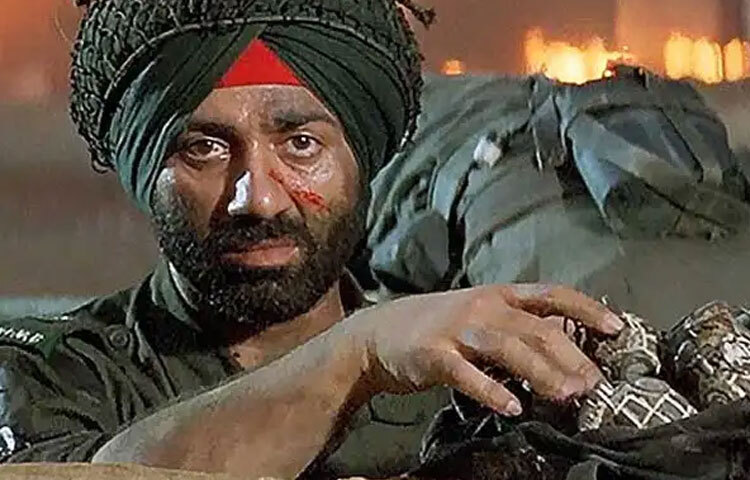 ‘বর্ডার’ (১৯৯৭)–এ তিনি এক সেনা অফিসার, যেখানে দেশপ্রেমে ভরপুর সংলাপ ও আবেগ দর্শককে নাড়া দিয়েছিল।