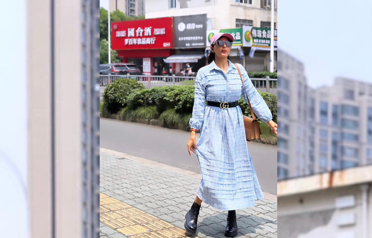 ক্যাপশনে লিখেছেন, ‘এই শহরে বৃষ্টি নাই কিন্তু আমি বর্ষা আছি। চায়না’। ছবি: ফেসবুক থেকে