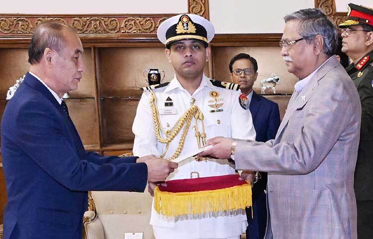 বঙ্গভবনে রাষ্ট্রপতি মো. সাহাবুদ্দিনের কাছে পরিচয়পত্র পেশ করেছেন লাও পিডিআরের রাষ্ট্রদূত বাউমি ভ্যানম্যানি। ছবি: পিআইডি