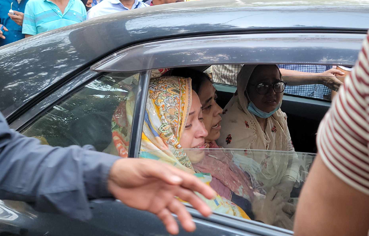 ব্র্যাকের ছাত্র নাজমুলের খোঁজে হাসপাতালে ঘুরে বেড়াচ্ছেন তার পরিবার। ছবি: মাহবুব আলম