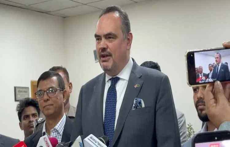 বাংলাদেশের আসন্ন ত্রয়োদশ জাতীয় সংসদ নির্বাচনে যুক্তরাষ্ট্র কোনো পক্ষ নেবে না বলে জানিয়েছেন ঢাকায় নিযুক্ত দেশটির রাষ্ট্রদূত ব্রেন্ট ক্রিস্টেনসেন।