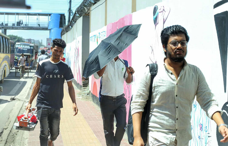 চিকিৎসকদের মতে, দুপুরের প্রখর রোদে দীর্ঘসময় বাইরে থাকলে শরীরের ওপর চাপ বাড়ে, তাই মাথায় ছাতা রাখা বা হালকা কাপড় পরাই হতে পারে সবচেয়ে কার্যকর সুরক্ষা।