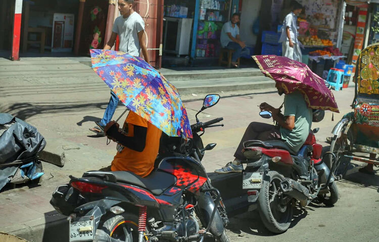 একসময় ছাতা শুধু বৃষ্টির দিনে ব্যবহার করা হতো। এখন তবে তা নগরজীবনের অপরিহার্য উপকরণে পরিণত হয়েছে। বিভিন্ন রঙ ও নকশার ছাতা তরুণ-তরুণীদের কাছে ফ্যাশনের অংশ হয়ে উঠেছে। কেউ মেলে ধরছেন ফুলেল ছাতা, কেউ আবার বেছে নিচ্ছেন একরঙা পরিপাটি ডিজাইন।