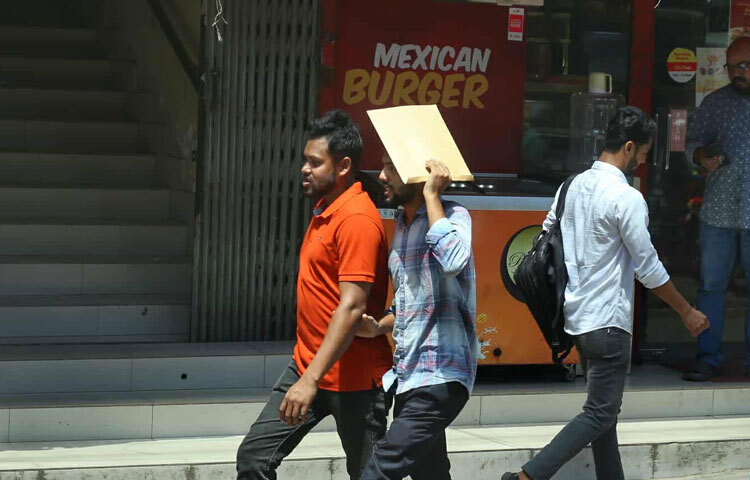 ঢাকায় গরম আর রোদ এখন প্রায় সারা বছর ধরেই স্থায়ী অতিথি। যারা ছাতা ছাড়া রেব হয়েছেন তারা রোদের তেজ থেকে বাঁচতে যা দিয়ে পারছেন মাথা ঢেকে চলাচল করছেন।