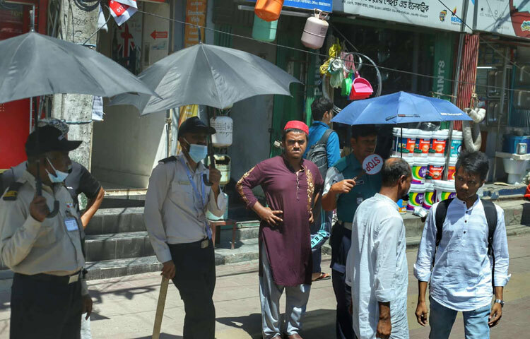 নগরজীবনের ব্যস্ততায় কারও পক্ষে রোদকে এড়িয়ে ঘরে বসে থাকা সম্ভব নয়। তাই রোদ থেকে রক্ষা পেতে ছাতাই হয়ে উঠেছে সবার সঙ্গী। কেউ ছাতা মাথায় হেঁটে যাচ্ছেন নির্দিষ্ট গন্তব্যে, কেউবা রিকশা বা বাসে ওঠার আগ পর্যন্ত রোদের আঁচ থেকে নিজেকে বাঁচাতে ছাতার আশ্রয় নিচ্ছেন।